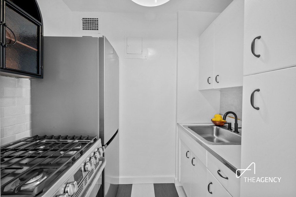 175 W 12th Street - Photo 5