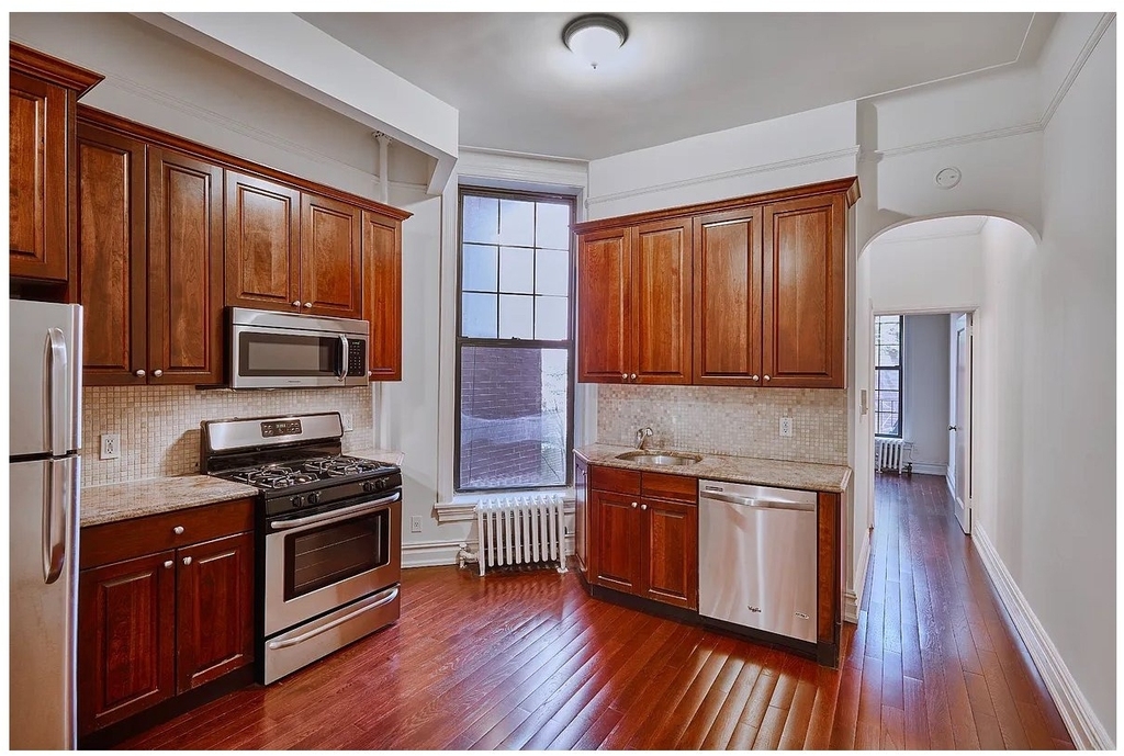 155 E 85th Street - Photo 2