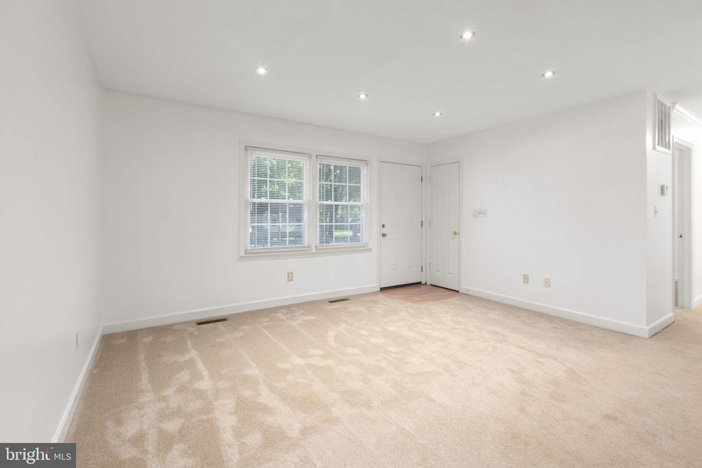 206 Hampton Drive - Photo 9