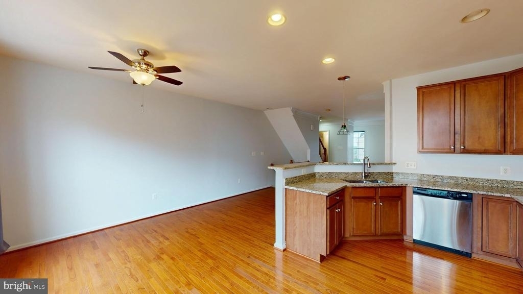 502 Legrace Terrace Ne - Photo 6