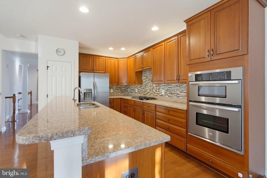 43248 Mitcham Square - Photo 2
