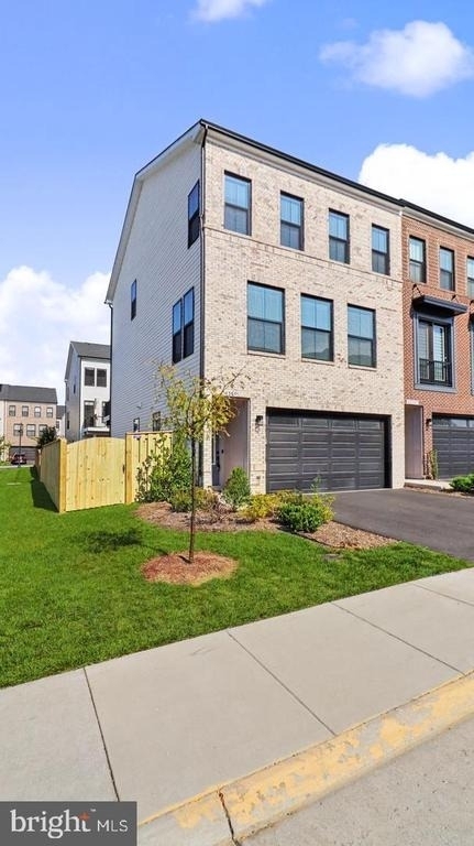43595 Farringdon Square - Photo 2