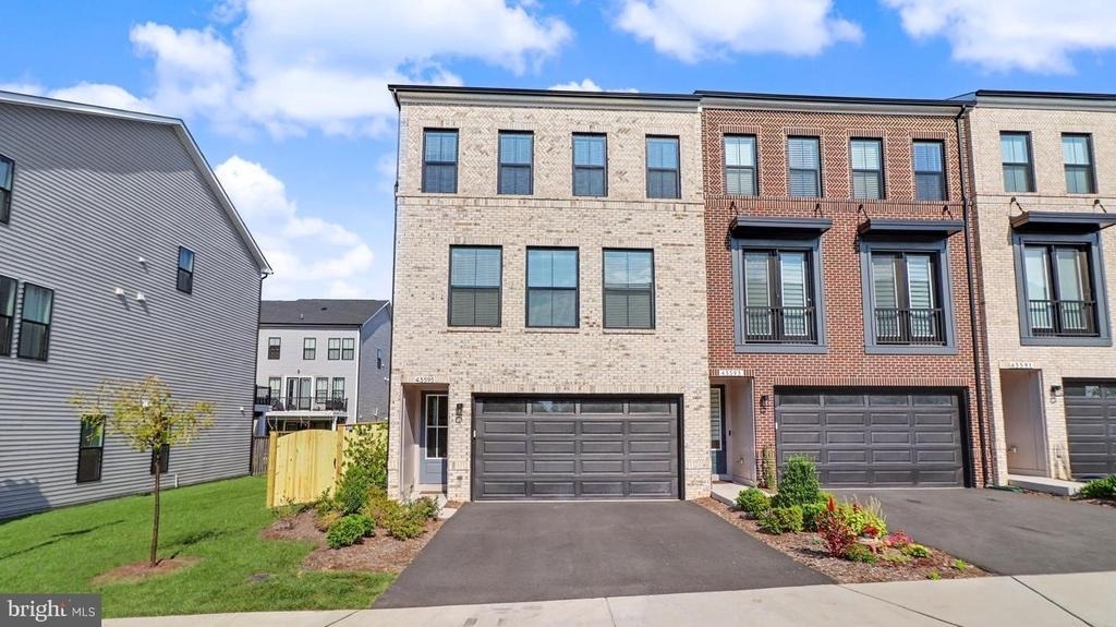 43595 Farringdon Square - Photo 1