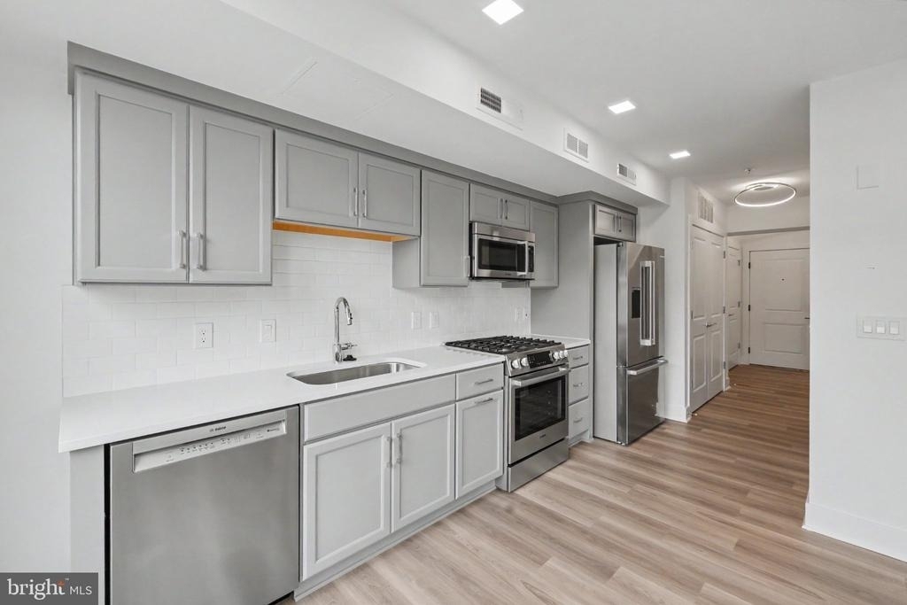 701 N Henry Street - Photo 35