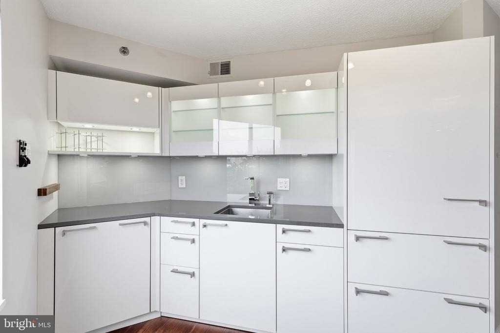 2121 Jamieson Avenue - Photo 27