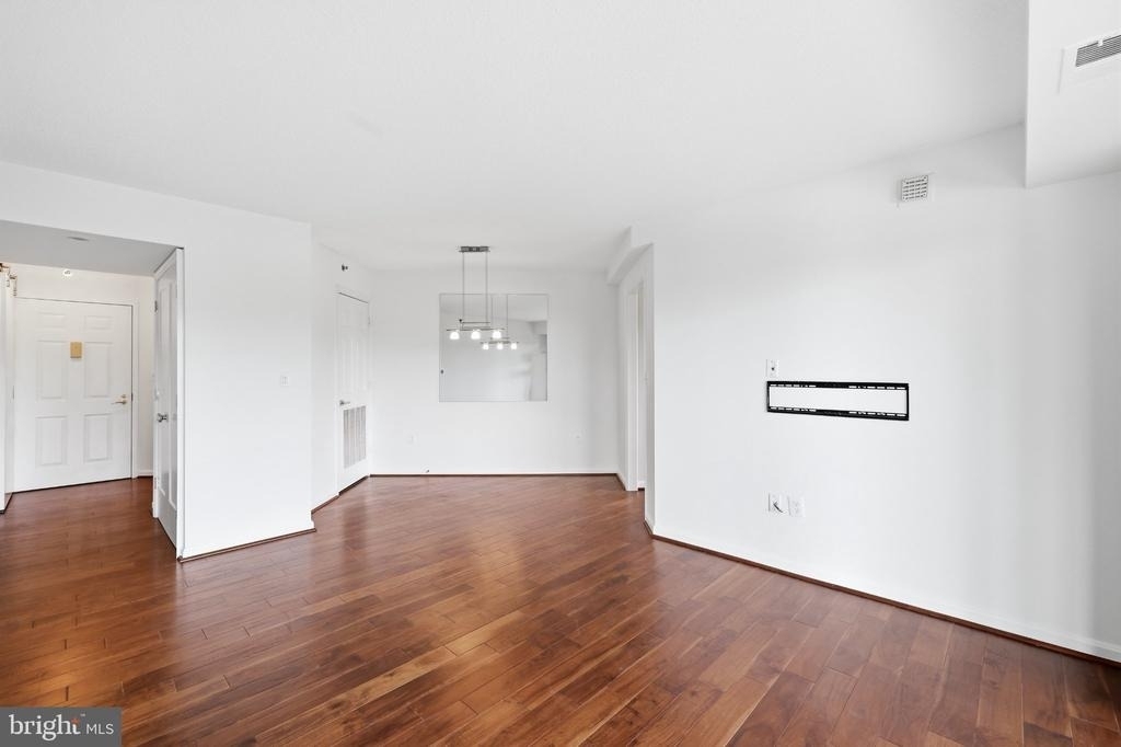 2121 Jamieson Avenue - Photo 15