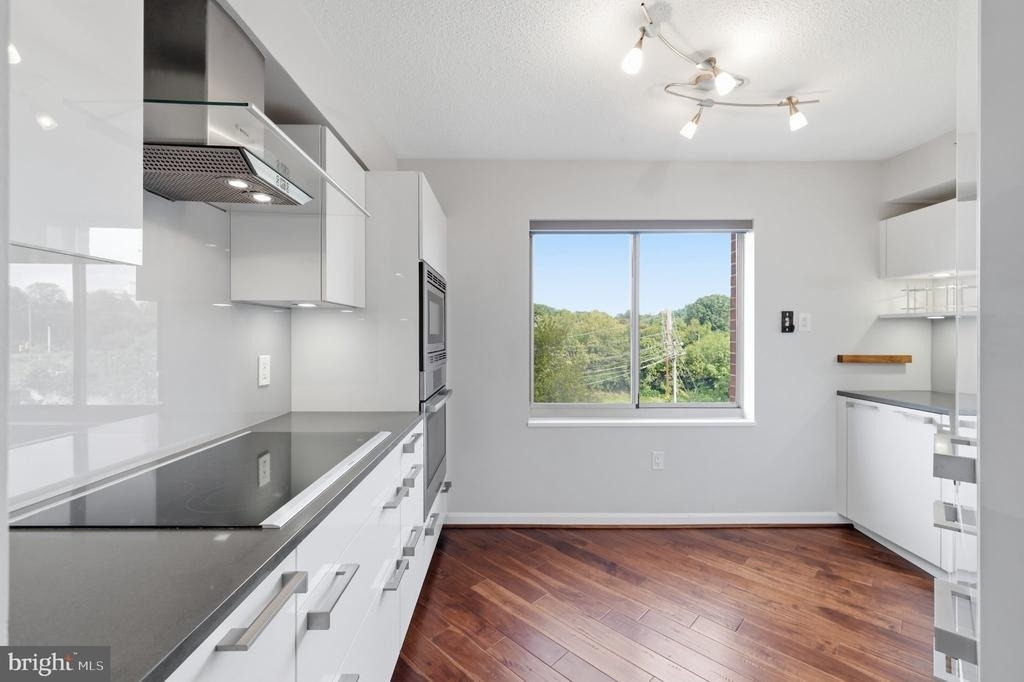 2121 Jamieson Avenue - Photo 25