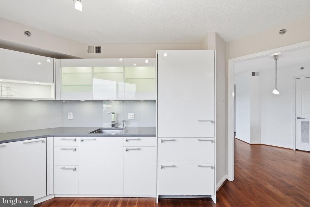2121 Jamieson Avenue - Photo 30