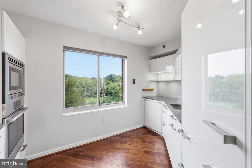 2121 Jamieson Avenue - Photo 26