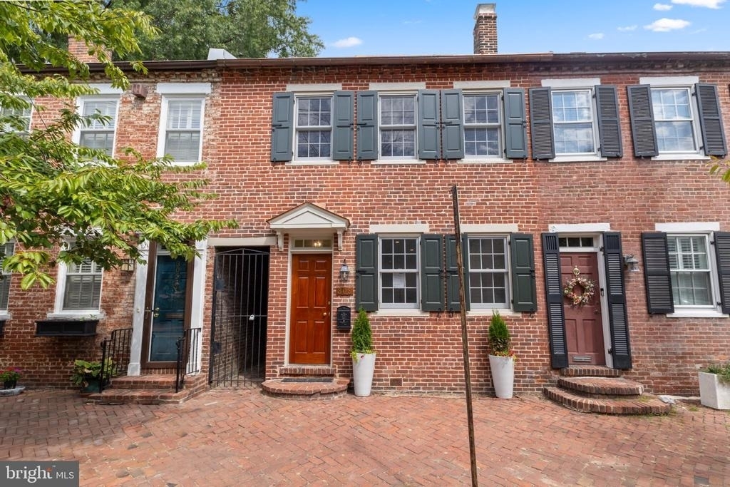 303 Queen Street - Photo 1