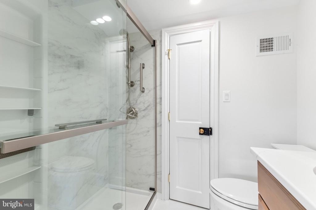 303 Queen Street - Photo 12