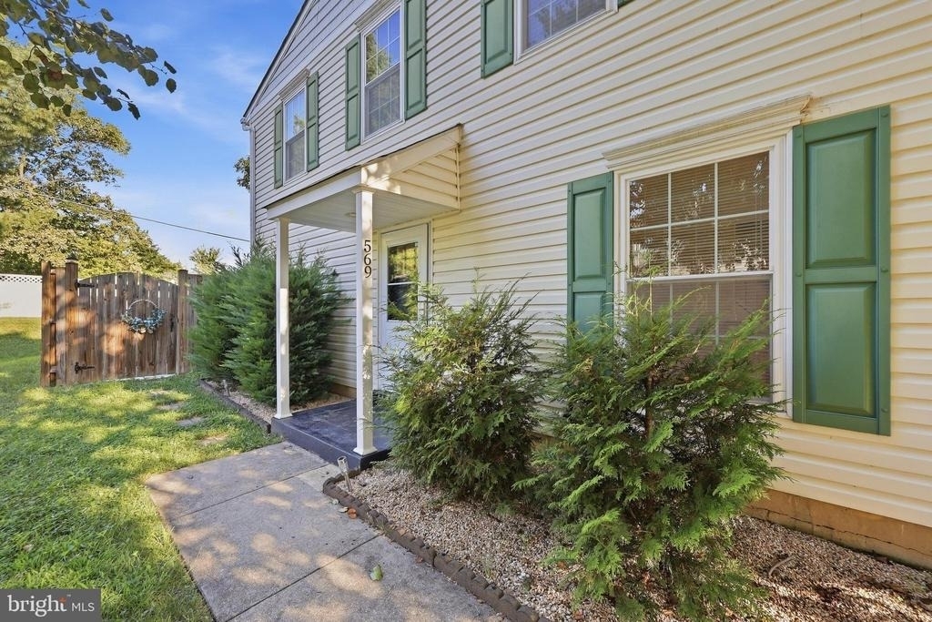 569 Lancaster Place - Photo 2