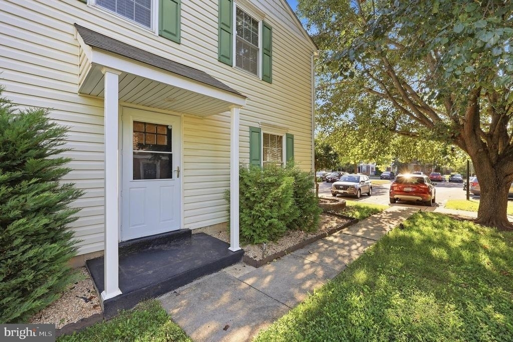 569 Lancaster Place - Photo 3