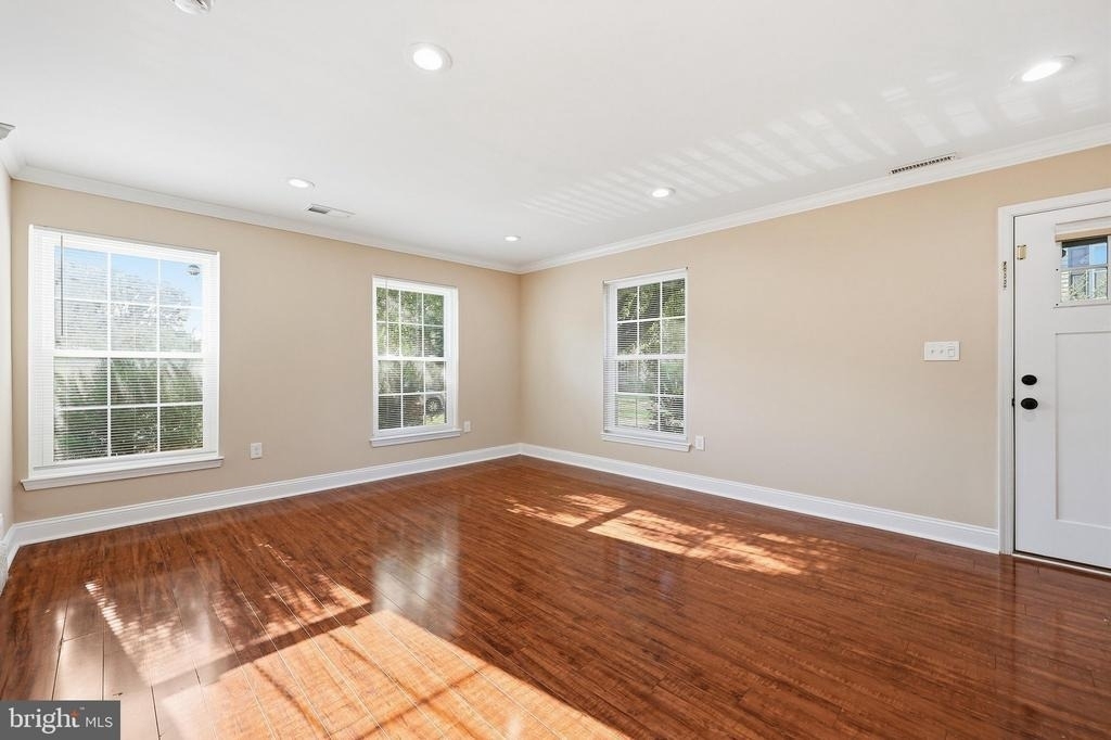 569 Lancaster Place - Photo 9