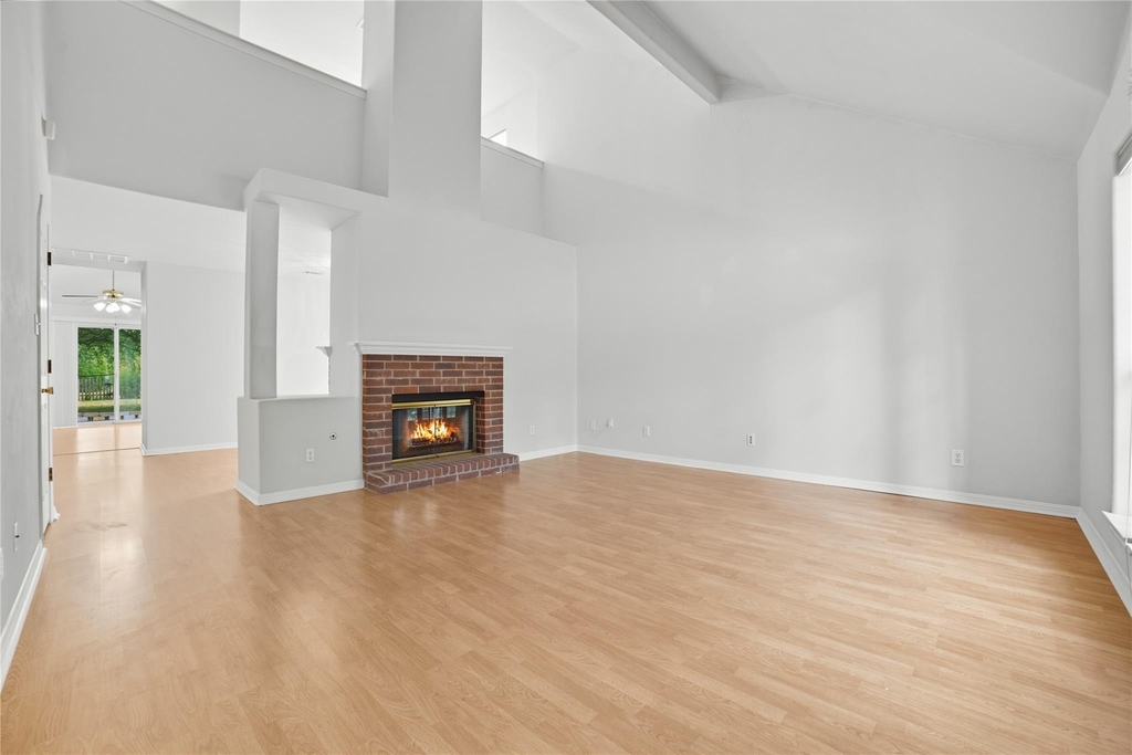 1911 Cedar Bend Dr - Photo 4