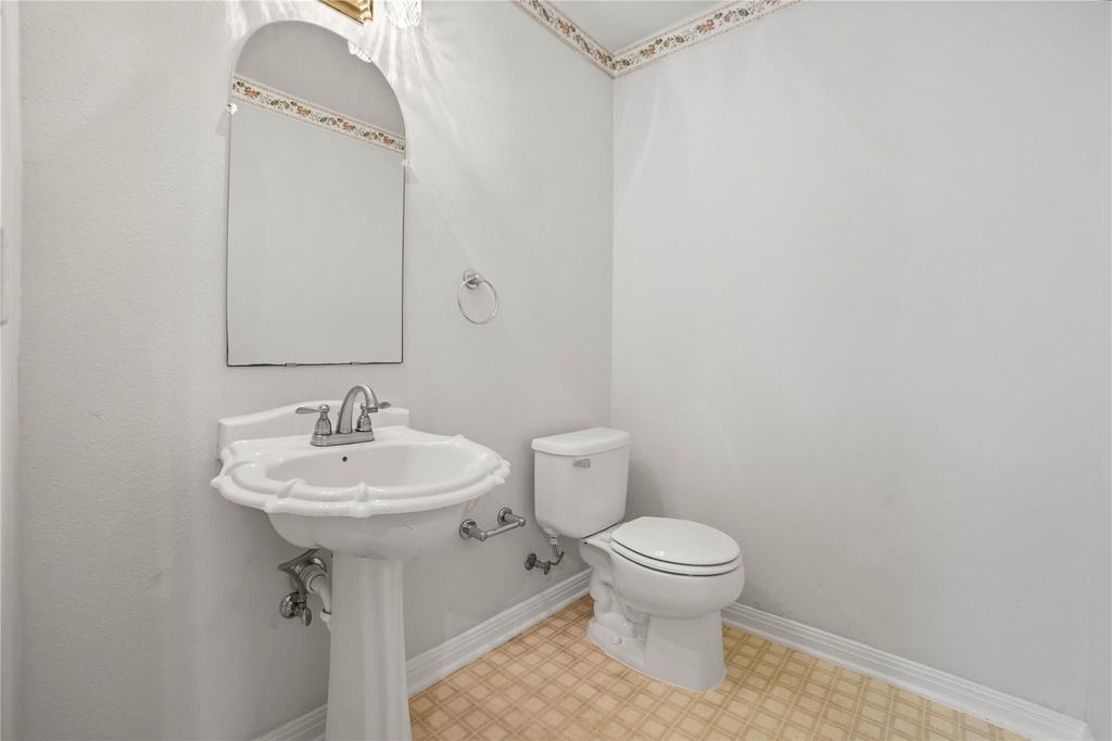 1911 Cedar Bend Dr - Photo 32