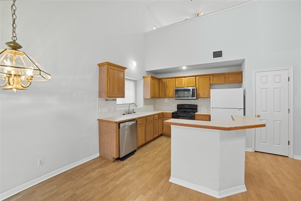1911 Cedar Bend Dr - Photo 10