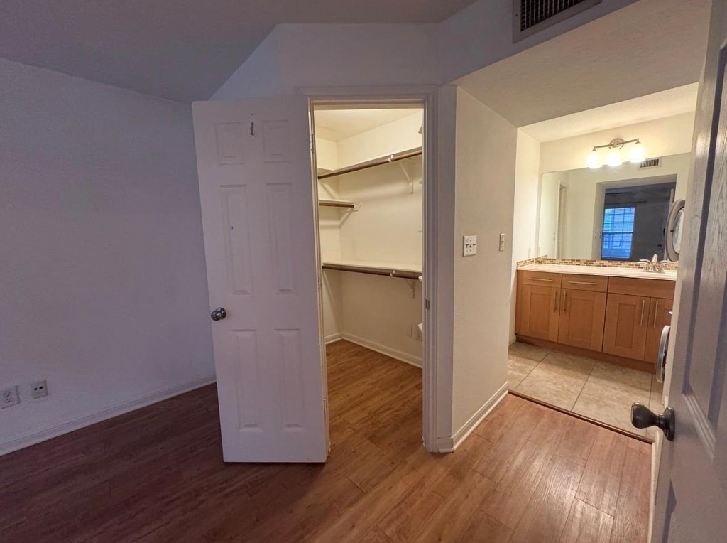 7685 Northcross Dr - Photo 5