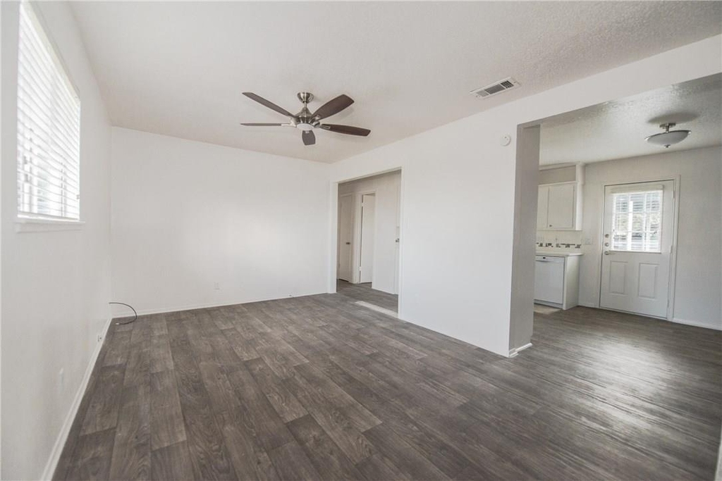 1600 Parker Ln - Photo 7