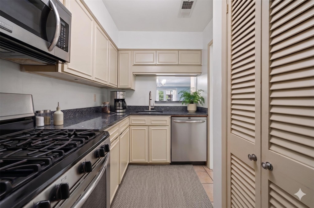 7920 Rockwood Ln - Photo 3