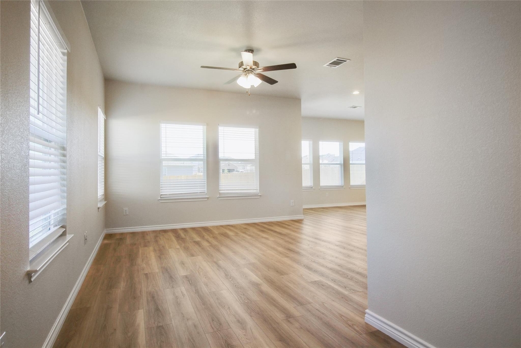 511 Whirlaway Dr - Photo 2