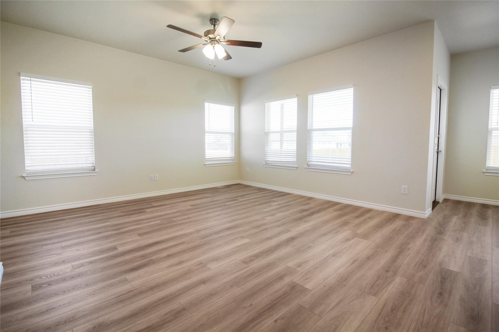 511 Whirlaway Dr - Photo 4