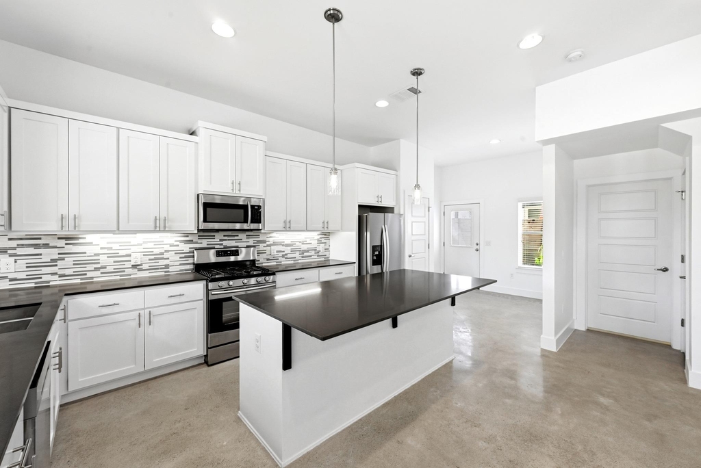6213 Felix Ave - Photo 1