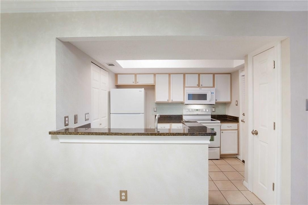 7635 Guadalupe St - Photo 8