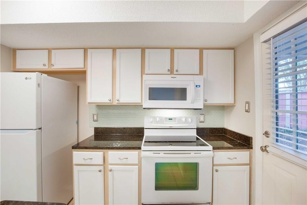 7635 Guadalupe St - Photo 9