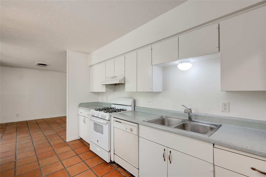2900 Northeast Dr - Photo 4