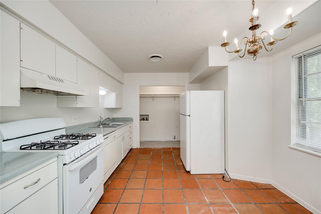 2900 Northeast Dr - Photo 2