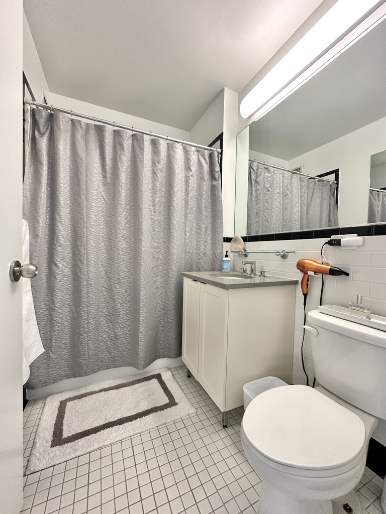420 West 42nd Street - Photo 4
