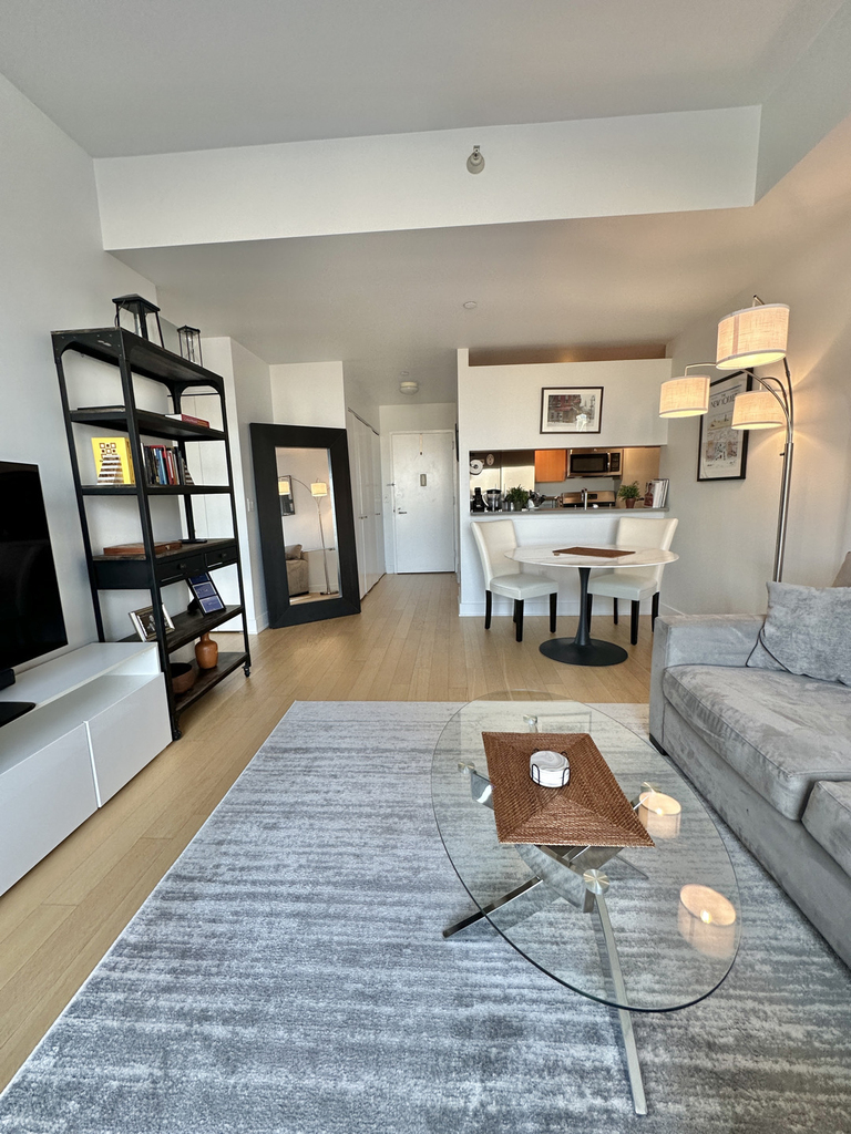 420 West 42nd Street - Photo 7