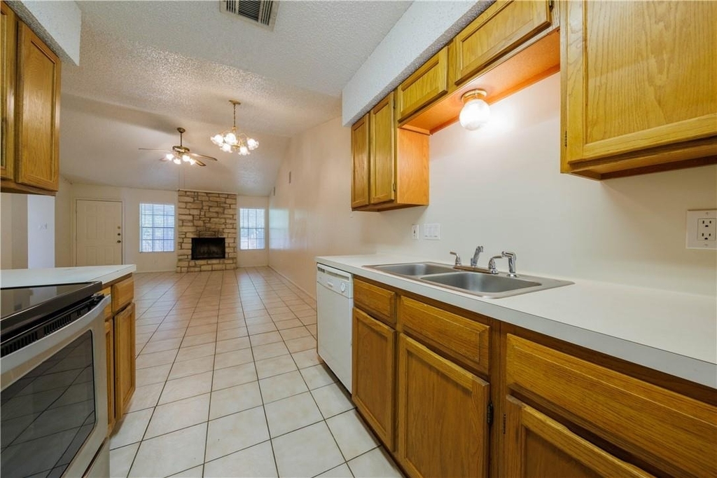 8810 Piney Point Dr - Photo 11