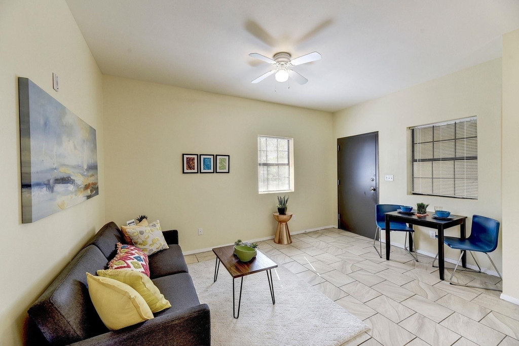 420 N Pleasant Valley Rd - Photo 2