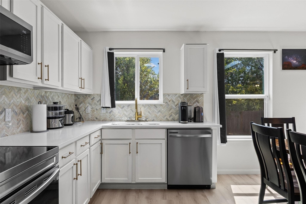 7115 Thannas Way - Photo 10