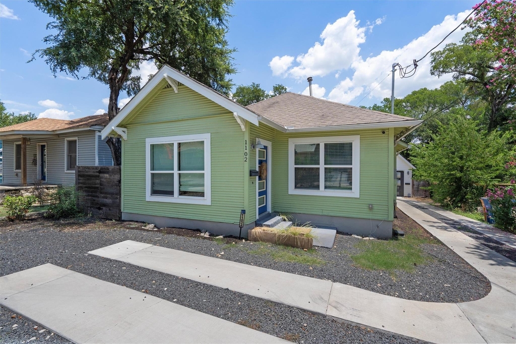 1102 Woodland Ave - Photo 1