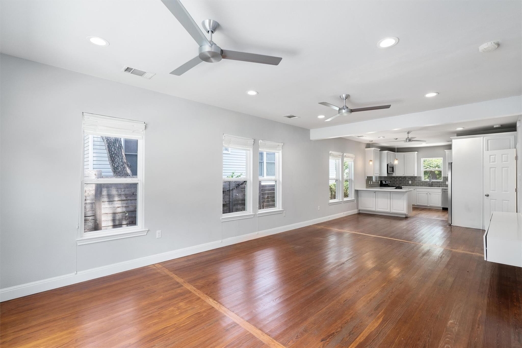 1102 Woodland Ave - Photo 3