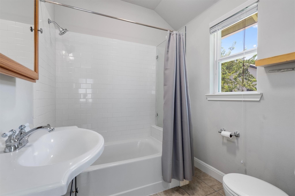 1102 Woodland Ave - Photo 11