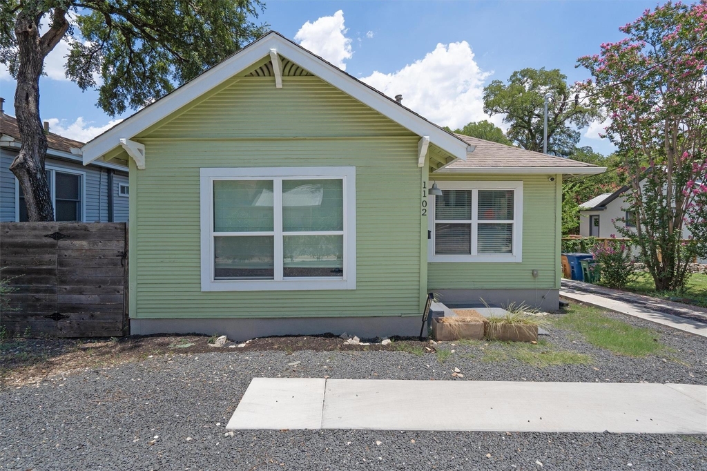 1102 Woodland Ave - Photo 0