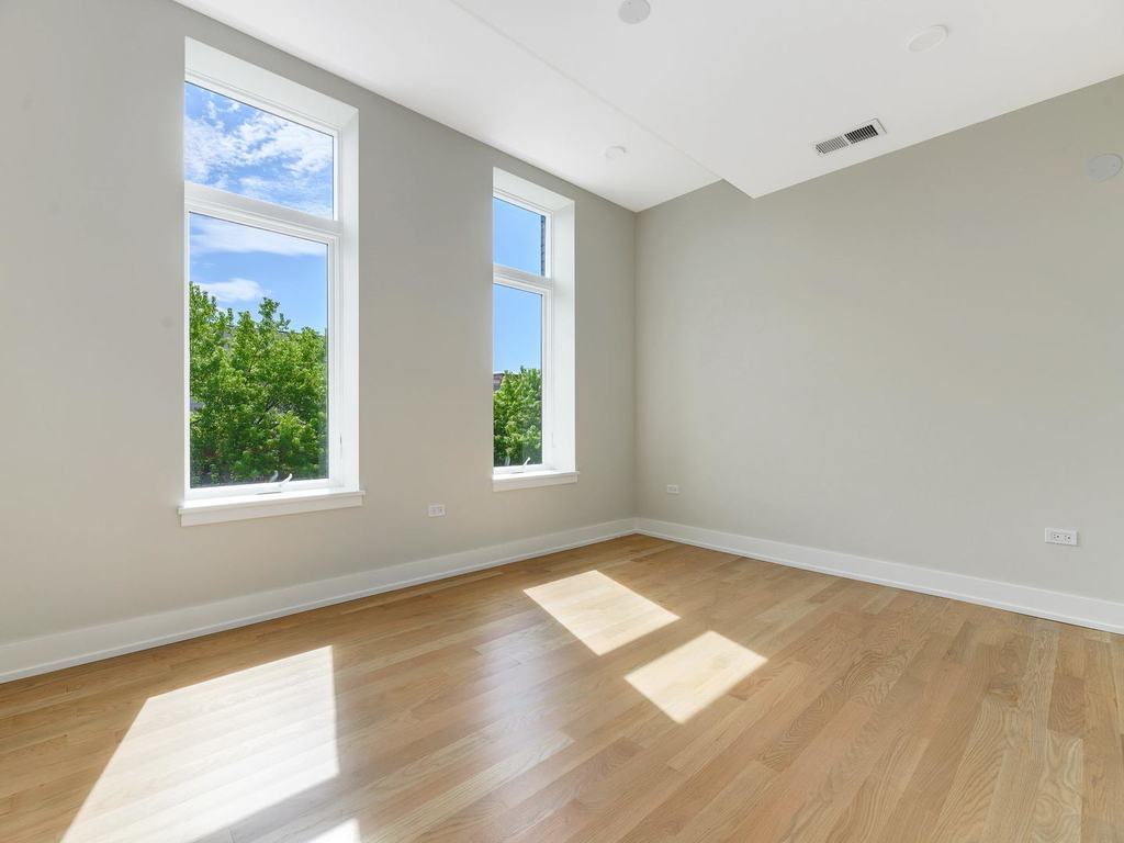 3208 N Southport Avenue - Photo 8