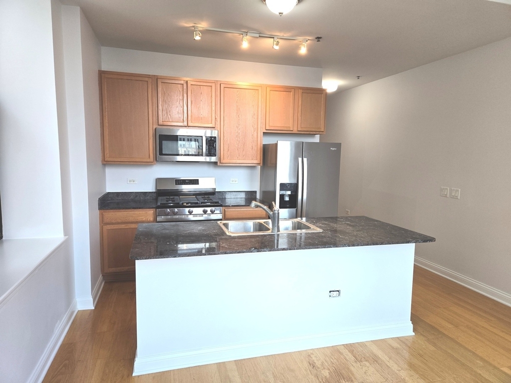 8 W Monroe Street - Photo 2