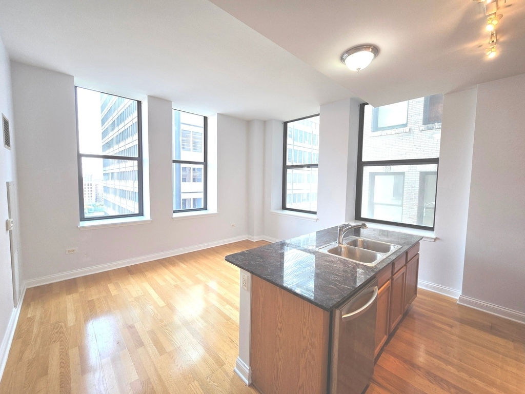 8 W Monroe Street - Photo 3