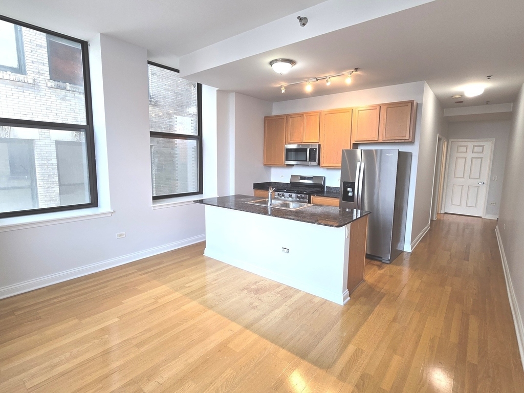 8 W Monroe Street - Photo 1