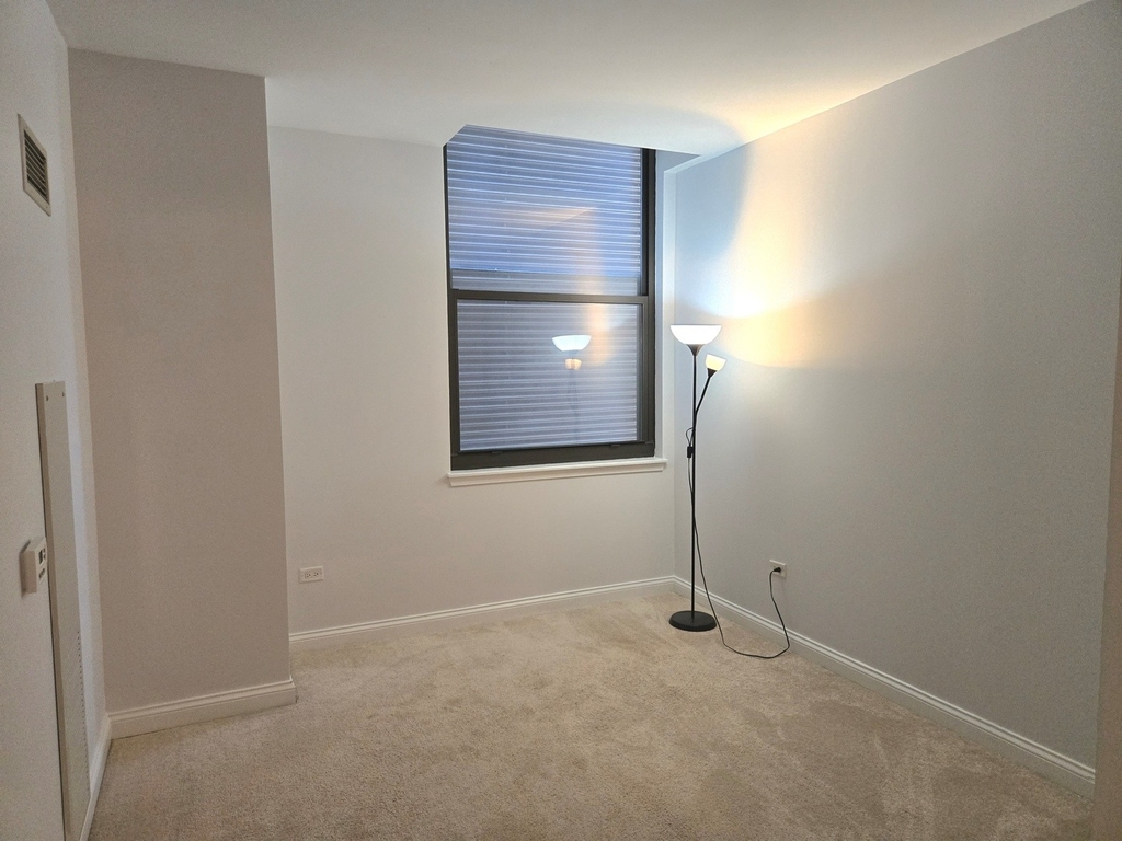 8 W Monroe Street - Photo 9