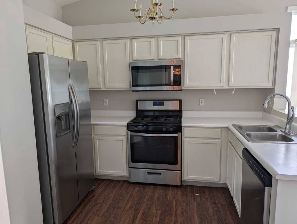 14002 Edgewater Court - Photo 2