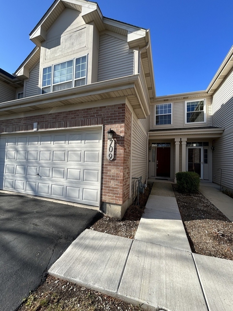 709 Riding Lane - Photo 0