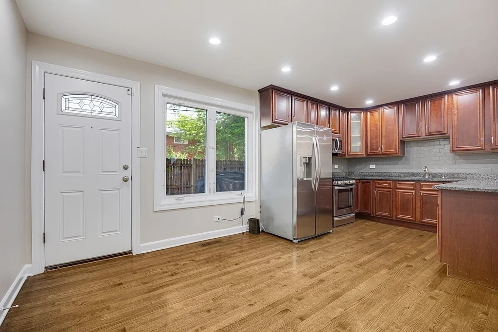 1715 W Thome Avenue - Photo 5
