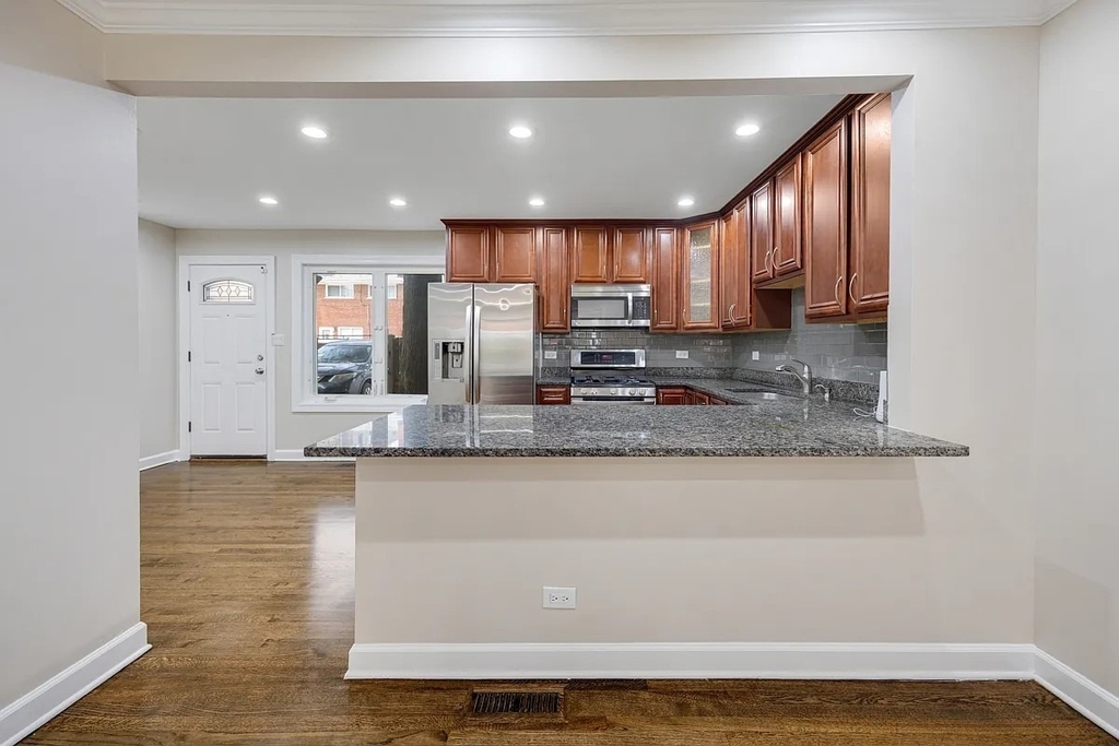 1715 W Thome Avenue - Photo 3