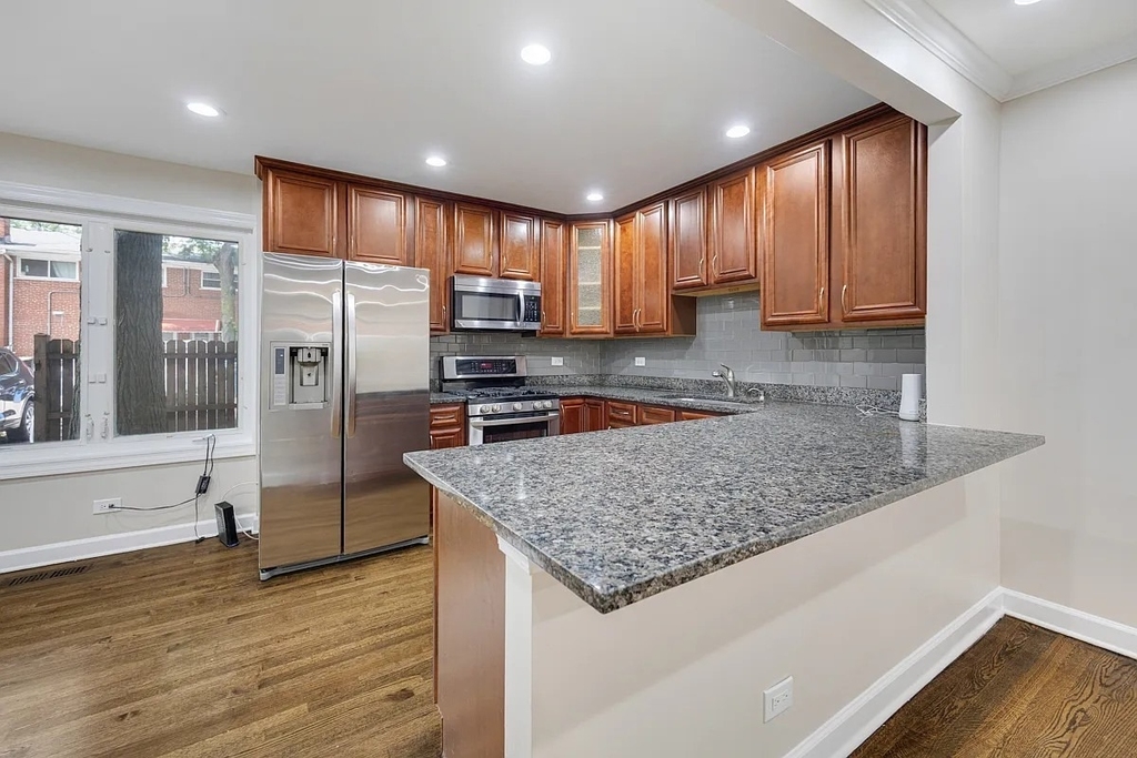 1715 W Thome Avenue - Photo 2